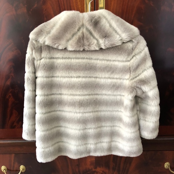 Juicy Couture “Grey Swan” Faux Fur Capelet Coat - Picture 9 of 10